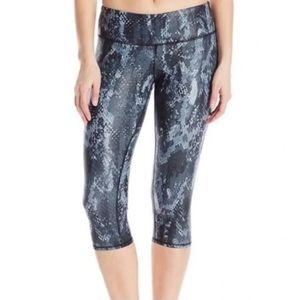 Alo Yoga Airbrush Capri Black Python - Size Large